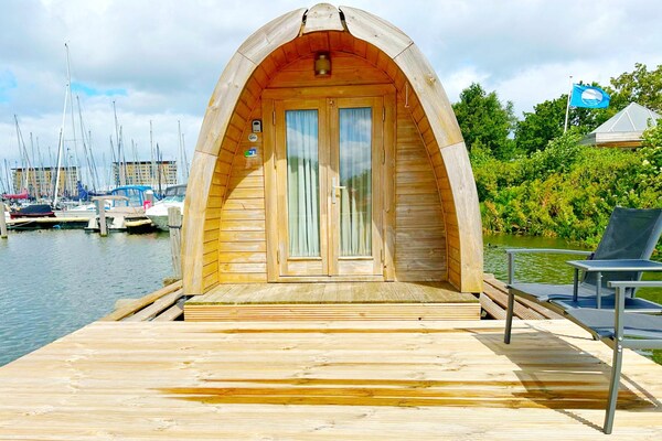 Unieke waterbubbel op de jachthaven – romantisch overnachten op het water in Almere - thumbnail 6