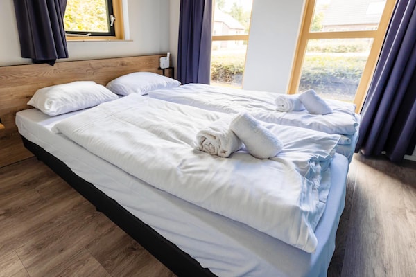 Luxe 6-persoons waterbungalow met tuin op kindvriendelijk park in Ewijk - thumbnail 5