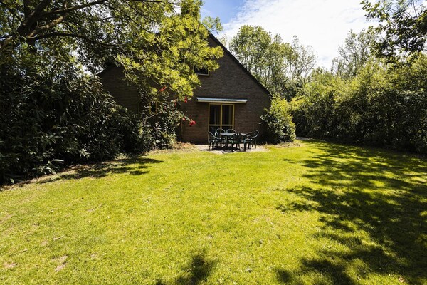 Ruime 12-persoons familiebungalow aan bosrand in Ewijk, Gelderland - thumbnail 6