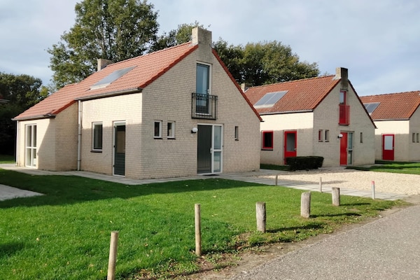 Luxe vrijstaande bosbungalow voor 6 personen aan golfbaan in Ewijk - thumbnail 1