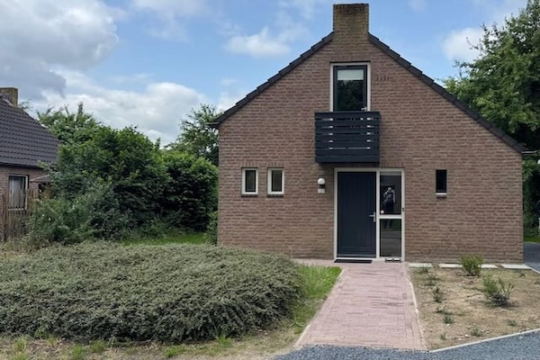 Luxe vrijstaande villa met zonnepanelen en omheinde tuin in Ewijk - thumbnail 1