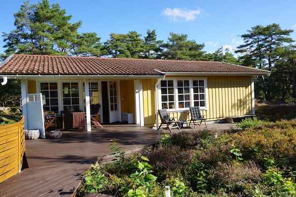 Zonnig vakantiehuis aan de golfbaan op 250m van zee in Strömstad - thumbnail 1