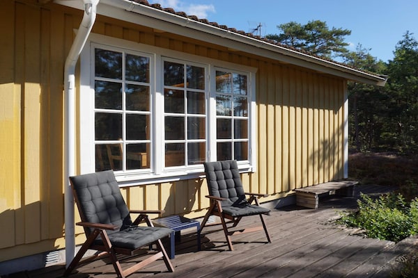 Zonnig vakantiehuis aan de golfbaan op 250m van zee in Strömstad - thumbnail 3