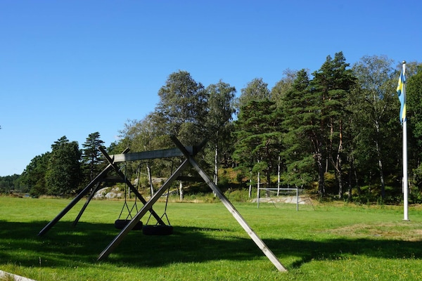 Zonnig vakantiehuis aan de golfbaan op 250m van zee in Strömstad - thumbnail 6