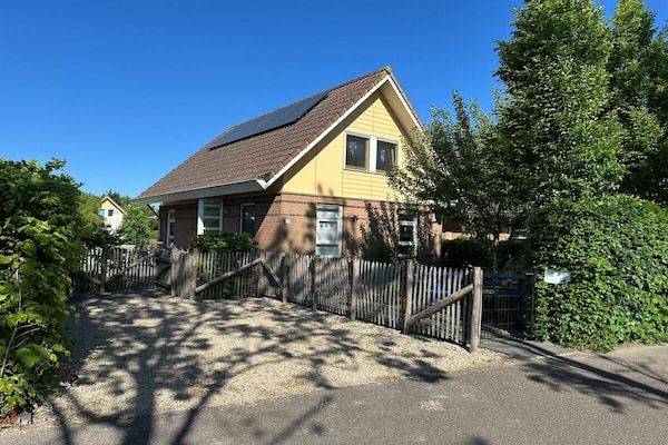 Modern vakantiehuis aan het IJsselmeer met strandtuin en eigen aanlegsteiger - thumbnail 1