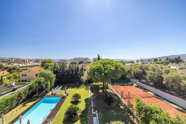 Zonovergoten villa met privézwembad en zeezicht in Antibes - thumbnail 2