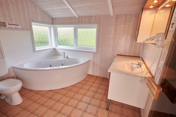 Vrijstaand vakantiehuis in Deense stijl met sauna, whirlpool en uitzicht op zee - thumbnail 4