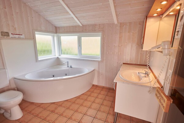Vrijstaand vakantiehuis in Deense stijl met sauna, whirlpool en uitzicht op zee - thumbnail 5