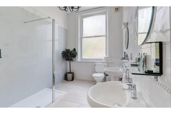 Knusse Executive Double Room met uitzicht op Sefton Park in Liverpool - thumbnail 4