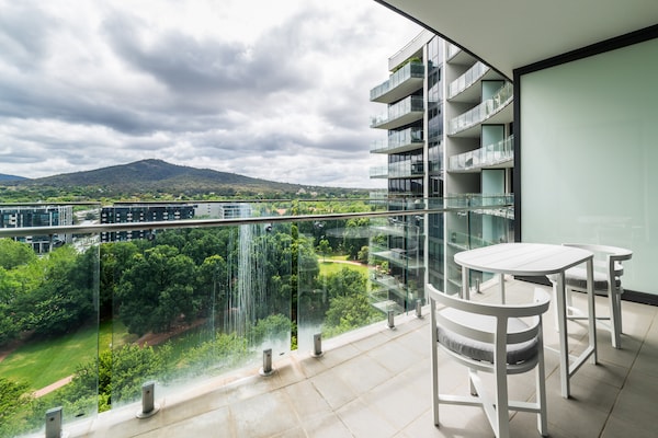 Luxe appartement met panoramisch uitzicht op Mount Ainslie en de stad - thumbnail 2