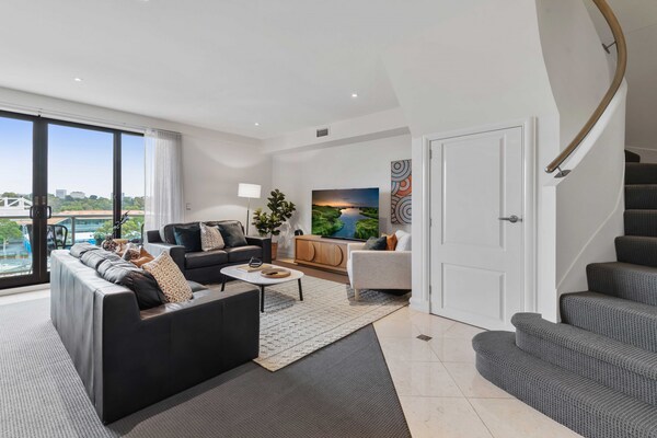 Ruim 3-slaapkamer appartement naast de MCG in East Melbourne - thumbnail 1