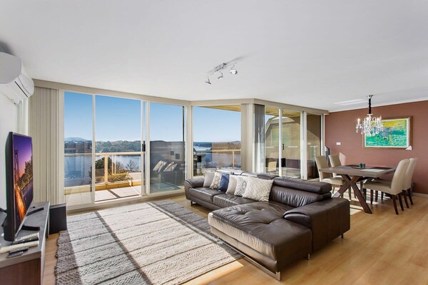 Luxe appartement in Belconnen met balkon en uitzicht op het meer - thumbnail 2