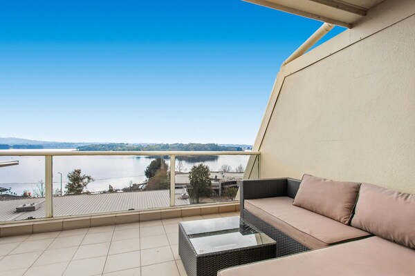 Luxe appartement in Belconnen met balkon en uitzicht op het meer - thumbnail 3