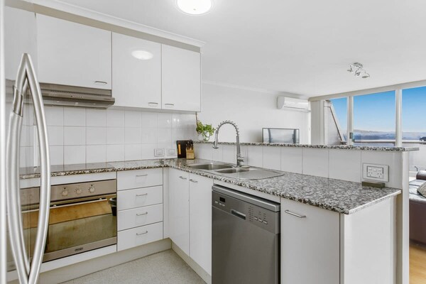 Luxe appartement in Belconnen met balkon en uitzicht op het meer - thumbnail 4