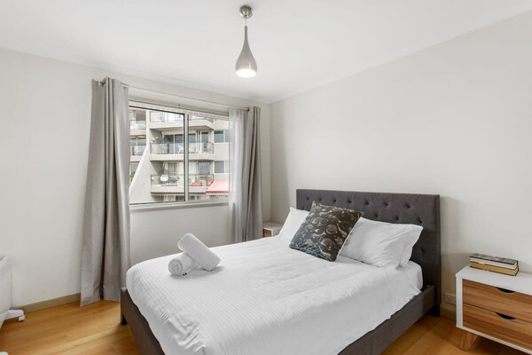 Luxe appartement in Belconnen met balkon en uitzicht op het meer - thumbnail 5