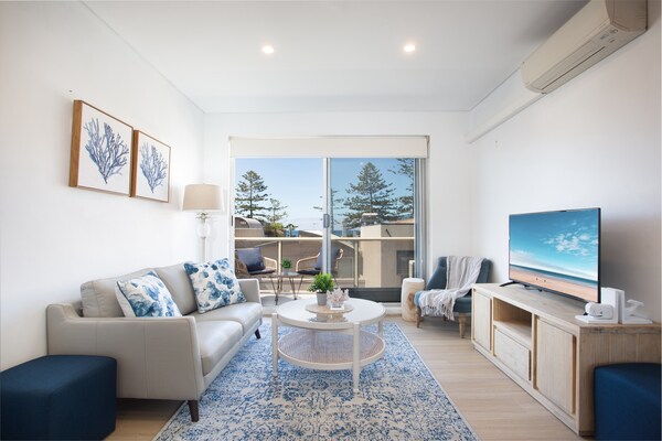 Trendy appartement aan Dee Why Beach met oceaanzicht en balkon - thumbnail 1