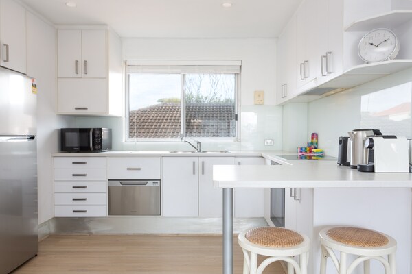 Trendy appartement aan Dee Why Beach met oceaanzicht en balkon - thumbnail 2