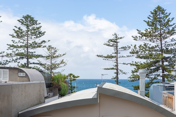Trendy appartement aan Dee Why Beach met oceaanzicht en balkon - thumbnail 4