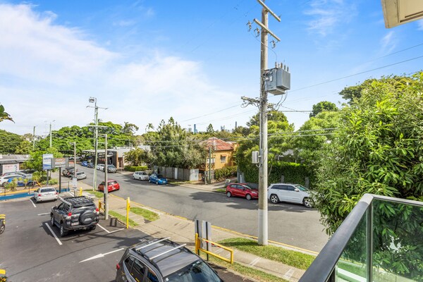 Ruim en modern appartement met 3 slaapkamers in Bulimba - thumbnail 2