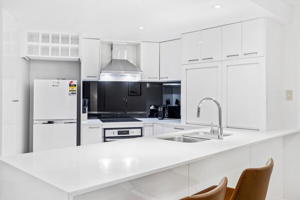 Stijlvol appartement met zwembad en beveiligde parking in Brisbane's Spring Hill - thumbnail 3
