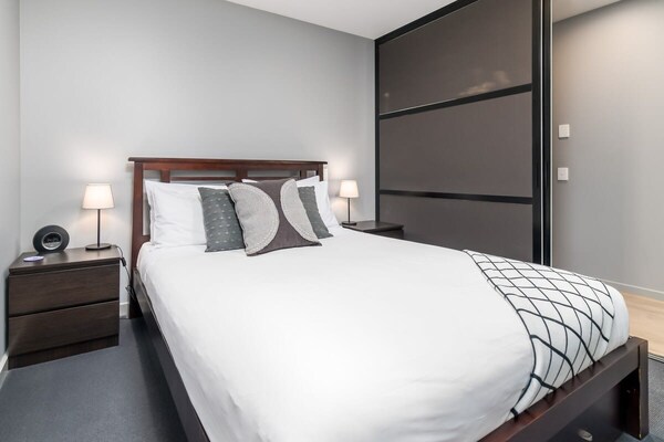 Chic appartement aan het water met uitzicht op Lake Burley Griffin - thumbnail 4