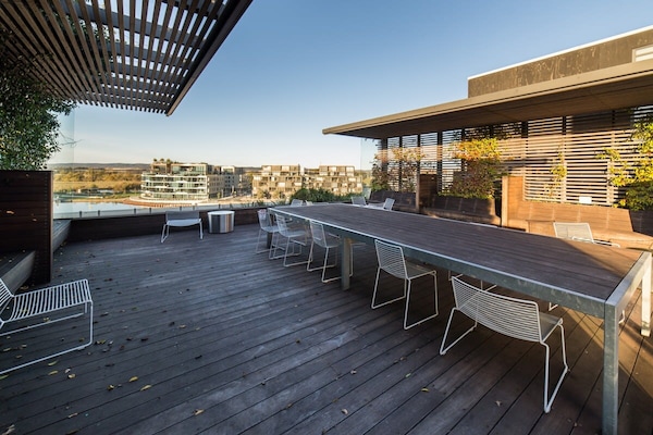 Chic appartement aan het water met uitzicht op Lake Burley Griffin - thumbnail 5