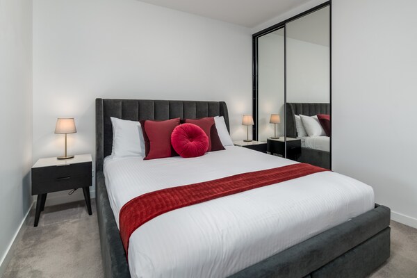 Stijlvol Appartement met Zwembad & Sauna in Bruisend Braddon - thumbnail 3