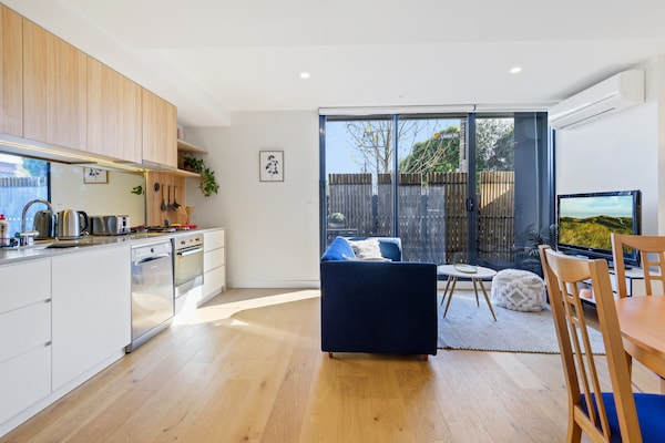 Chic appartement met balkon tegenover Melbourne Showgrounds - thumbnail 1
