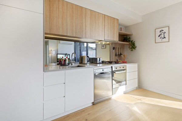 Chic appartement met balkon tegenover Melbourne Showgrounds - thumbnail 3