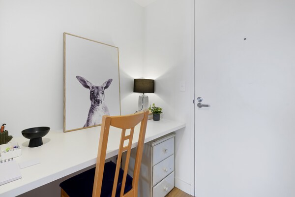 Chic appartement met balkon tegenover Melbourne Showgrounds - thumbnail 4