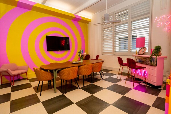 Funk & Kleurrijk Jaren 70 Appartement in Hartje Melbourne - thumbnail 1