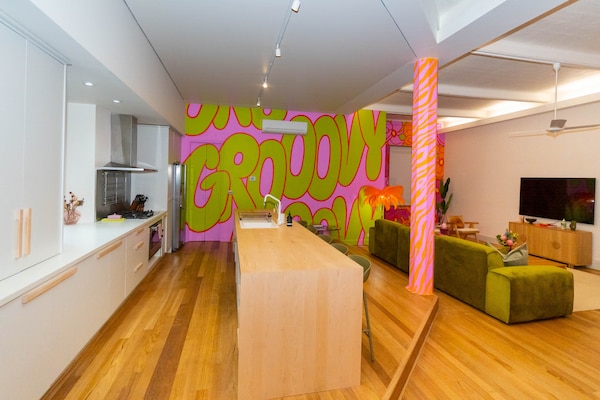 Funk & Kleurrijk Jaren 70 Appartement in Hartje Melbourne - thumbnail 2