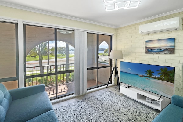 Charming 2-Bed Apartment with Bay Views - thumbnail 2