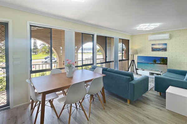 Charming 2-Bed Apartment with Bay Views - thumbnail 6
