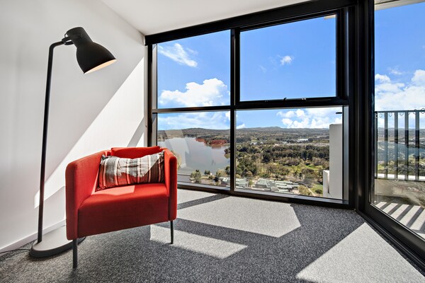 Modern appartement in Belconnen met uitzicht op Lake Ginninderra - thumbnail 3