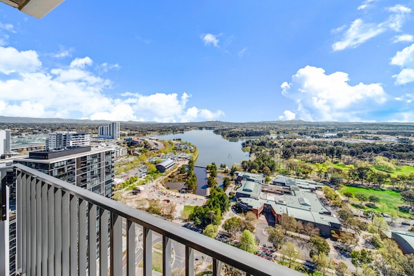 Modern appartement in Belconnen met uitzicht op Lake Ginninderra - thumbnail 6