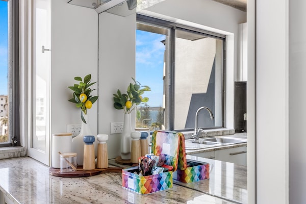 Licht appartement in Alexandra Headland met uitzicht op de oceaan - thumbnail 5