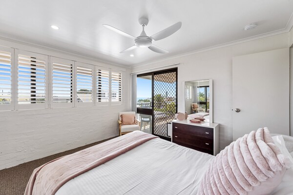 Licht appartement met oceaanzicht in Alexandra Headland - thumbnail 5
