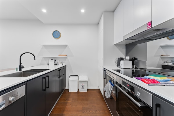 Licht appartement met balkon, BBQ en parkeerplaats aan Kingston Foreshore - thumbnail 2