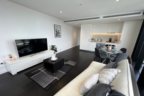 Stylish 1-Bed with Pool, Gym & Free Parking - thumbnail 4