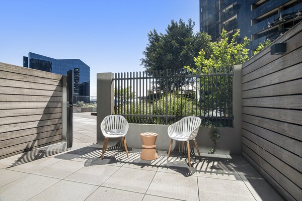 1BR Apartment Near CBD with Pool - thumbnail 4