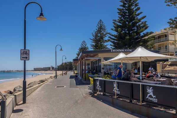 Stijlvol appartement met 3 slaapkamers in Glenelg South - thumbnail 6