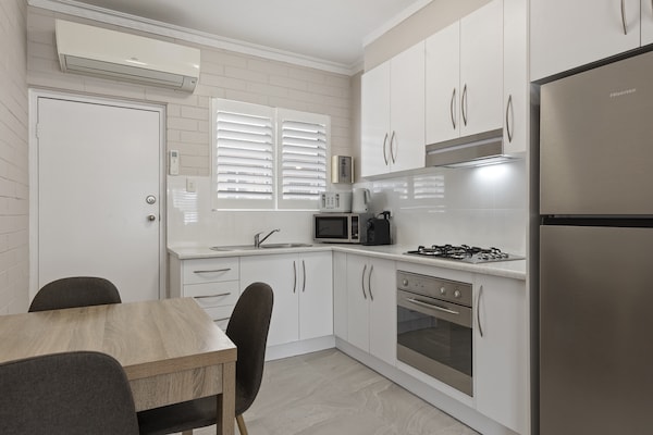 Licht appartement met 2 slaapkamers nabij Largs Bay Beach - thumbnail 2