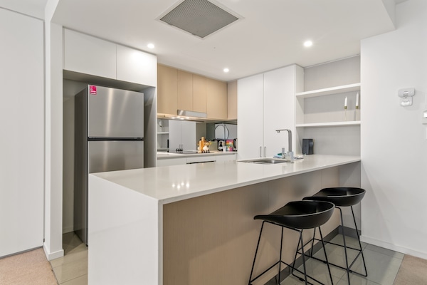 Licht appartement in West End met zwembad, balkon en parkeerplaats - thumbnail 3
