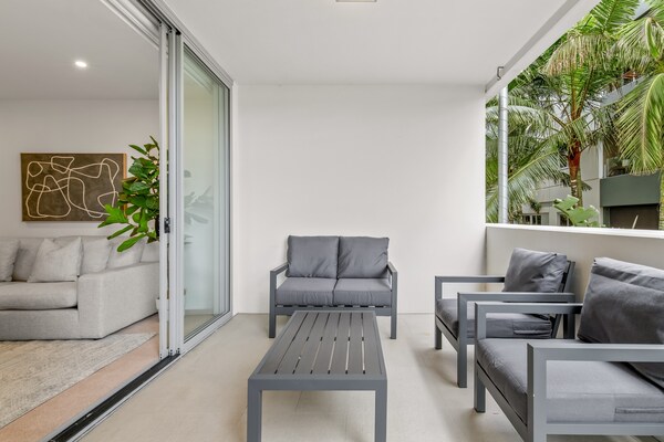 Licht appartement in West End met zwembad, balkon en parkeerplaats - thumbnail 6