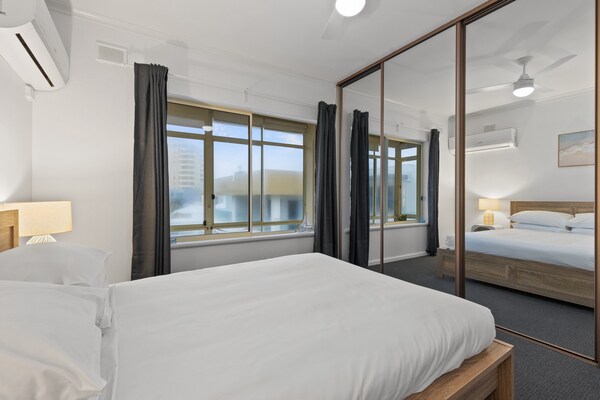 Licht appartement op de bovenste verdieping met balkon en uitzicht, vlakbij het strand - thumbnail 2