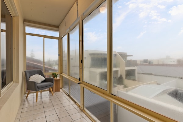 Licht appartement op de bovenste verdieping met balkon en uitzicht, vlakbij het strand - thumbnail 4