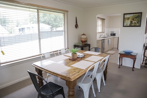 Ruim appartement voor 8 personen in centraal Tenterfield - thumbnail 3