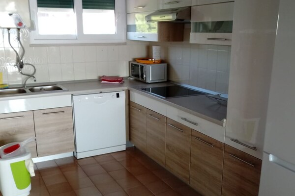 Zonovergoten appartement aan zee met terras voor 6 personen op Čiovo - thumbnail 3