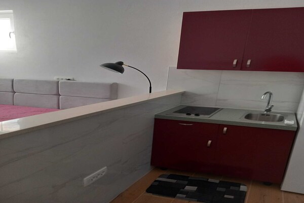 4-persoons studio appartement met terras in Pucisca - thumbnail 4